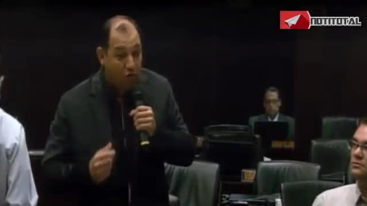 El diputado chavista Hugbel Roa lanza el micrófono a un oponente en el Parlamento venezolano.-YOUTUBE
