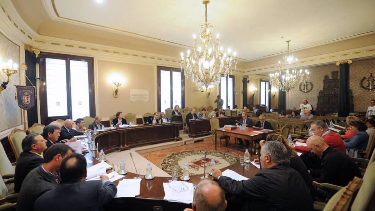 Las bancadas del salón de plenos de la Diputación contemplarán caras nuevas dentro de poco.-ECB