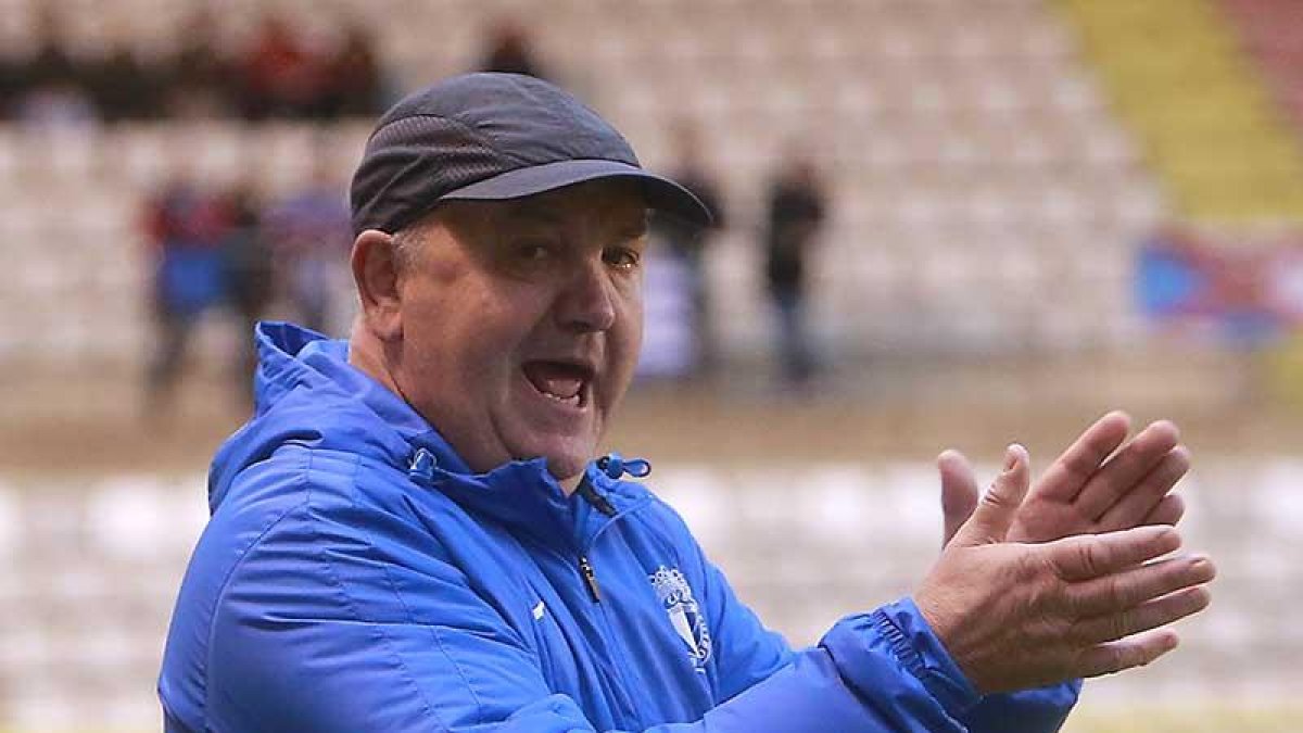 Manix Mandiola aplaude a sus jugadores durante un partido-Raúl G. Ochoa