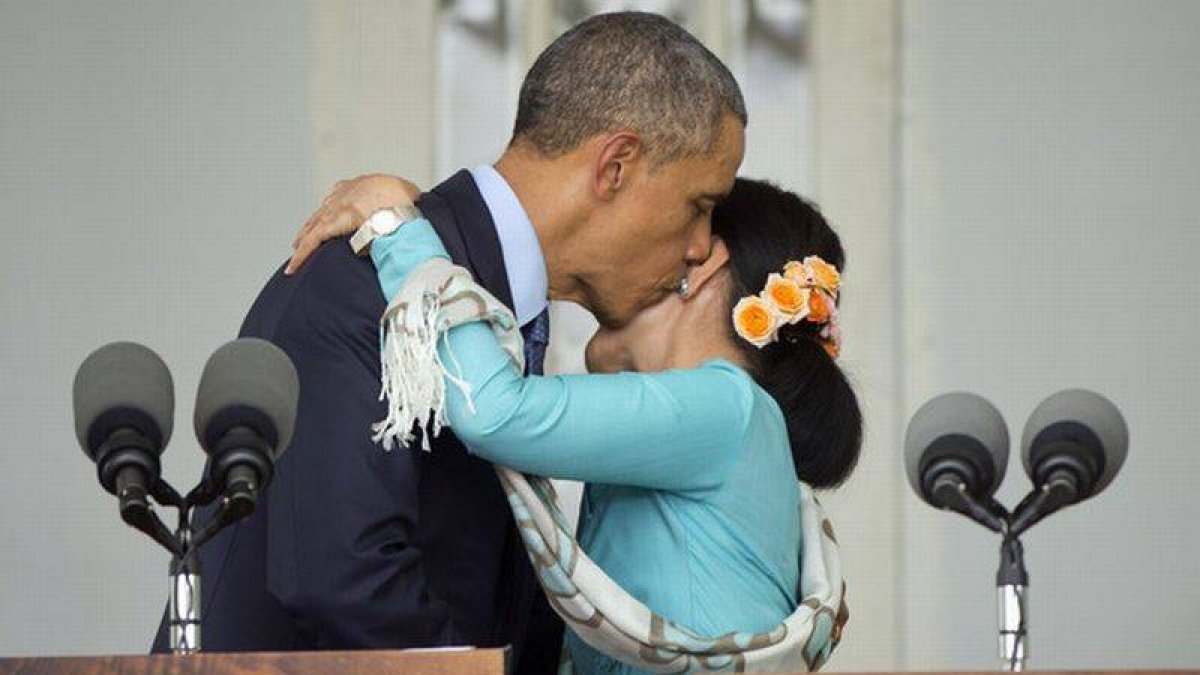 Barack Obama besa a Aung San Suu Kyi durante la rueda de prensa que han ofrecido este viernes en Rangún.-Foto: AP / PABLO MARTÍNEZ MONSIVAIS