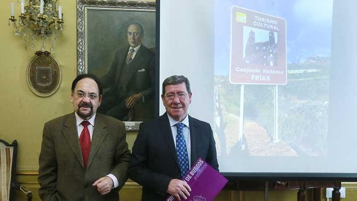 Rico (dch.) y Guerra (izq.) tras la presentación de las nuevas señales que remarcan 84 enclaves provinciales.-R. G. O.