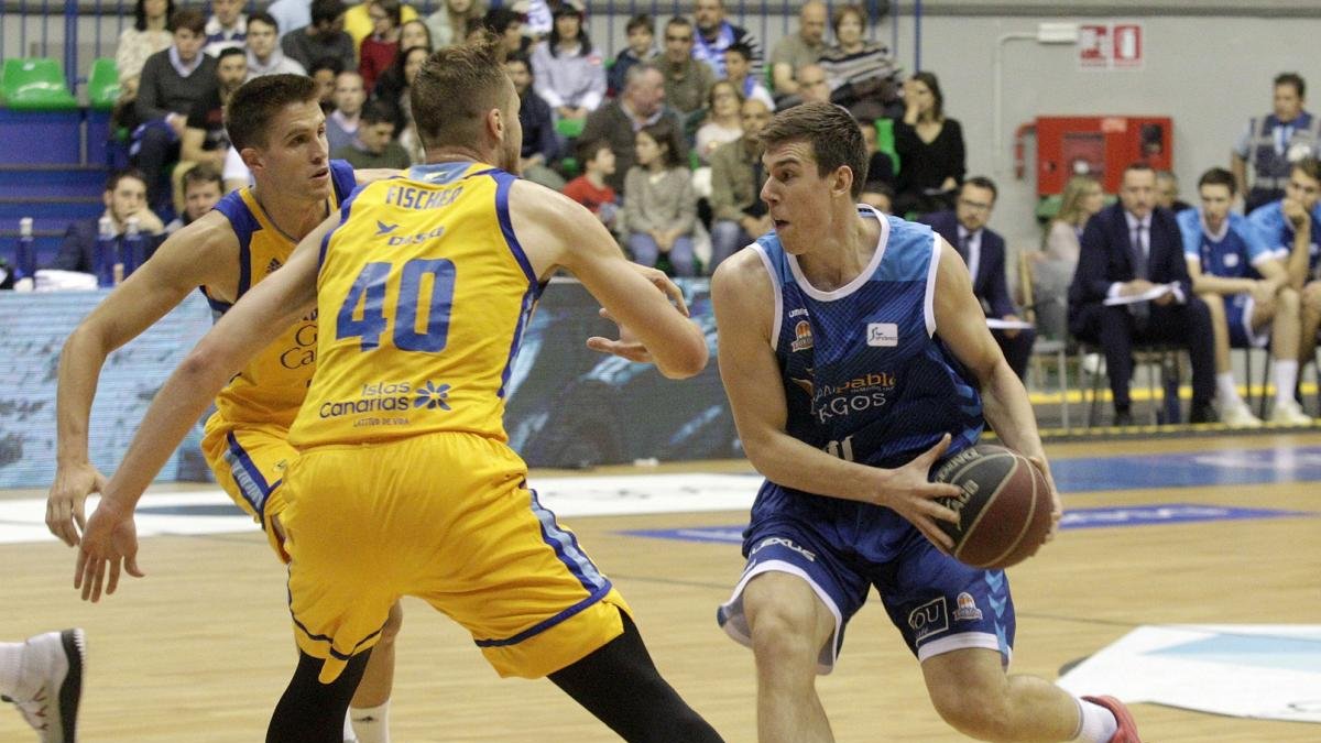 Cancar protege el balón durante un partido con la camiseta del San Pablo.-SANTI OTERO
