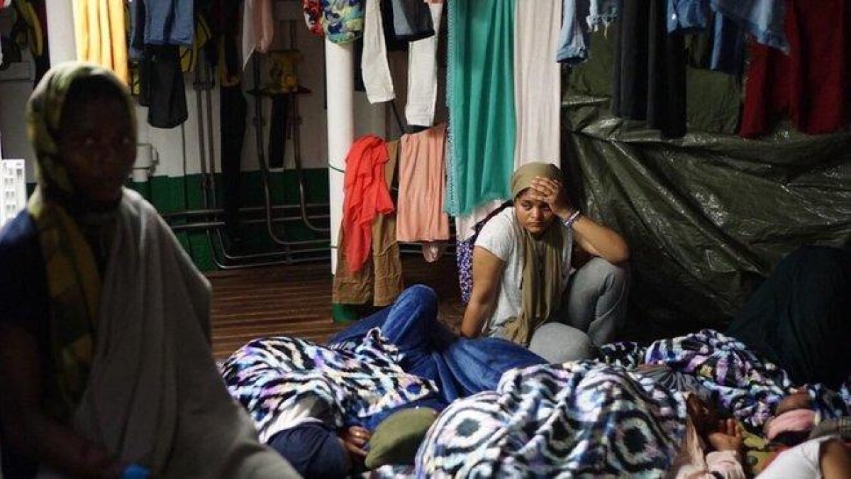 Varias migrantes, en el interior del barco de Open Arms.-FRANCISCO GENTICO (OPEN ARMS)