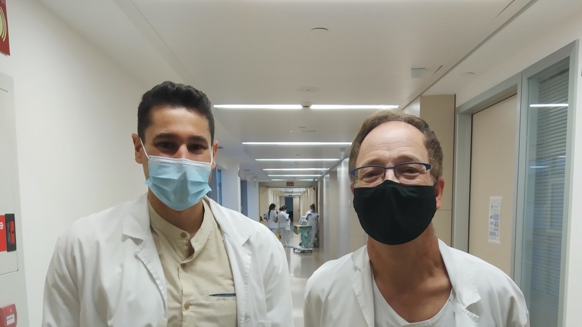 El doctor Javier Miranda, especialista en demencias y enfermedad de Alzheimer, (izqda) y José María Trejo, jefe de servicio de Neurología del HUBU. ECB