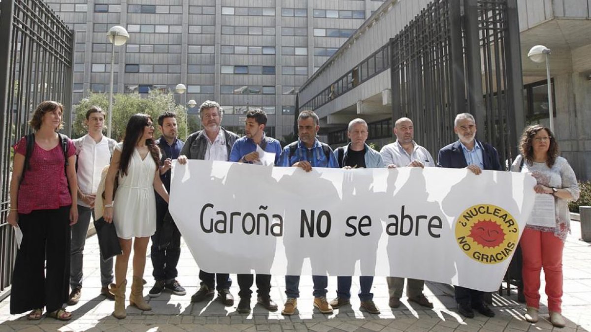 Marco Antonio Manjón (segundo por la izquierda), se desplazó ayer a Madrid para defender el cierre de Garoña.-ICAL