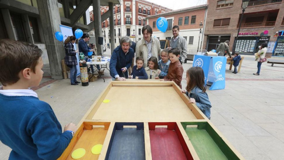 Jaime Mateu jugando con unos niños en el acto de campaña dedicado a las familias.-RAÚL G. OCHOA