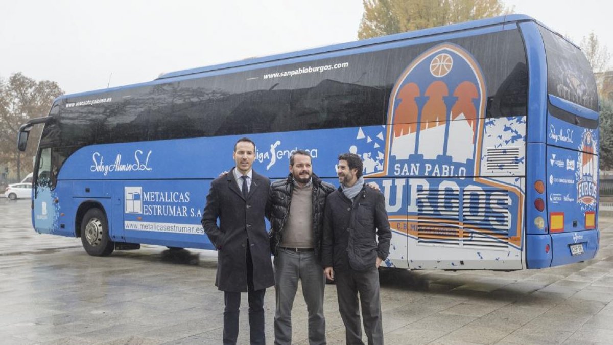 Félix Sancho posa delante del autobús con representantes de Metálicas Estrumar y de Soto y Alonso.-SANTI OTERO