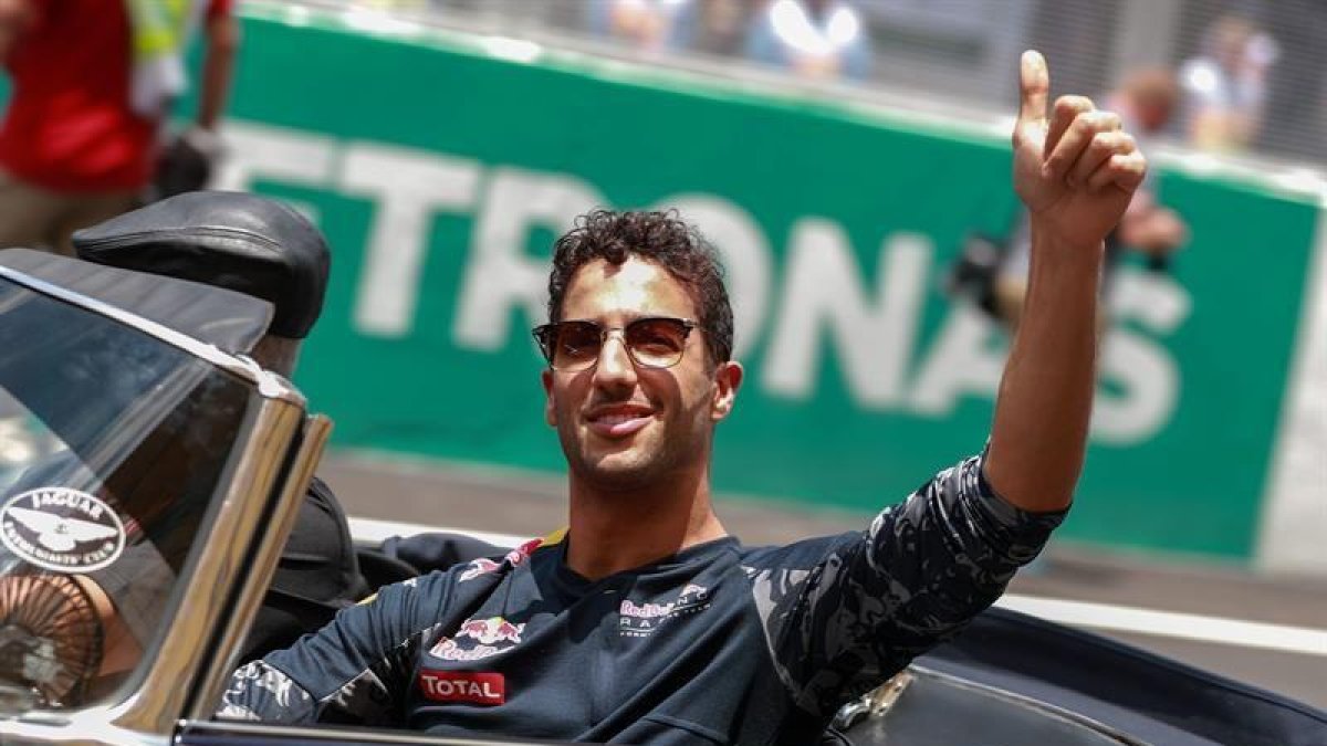 Ricciardo celebra su triunfo en Malasia.-EFE