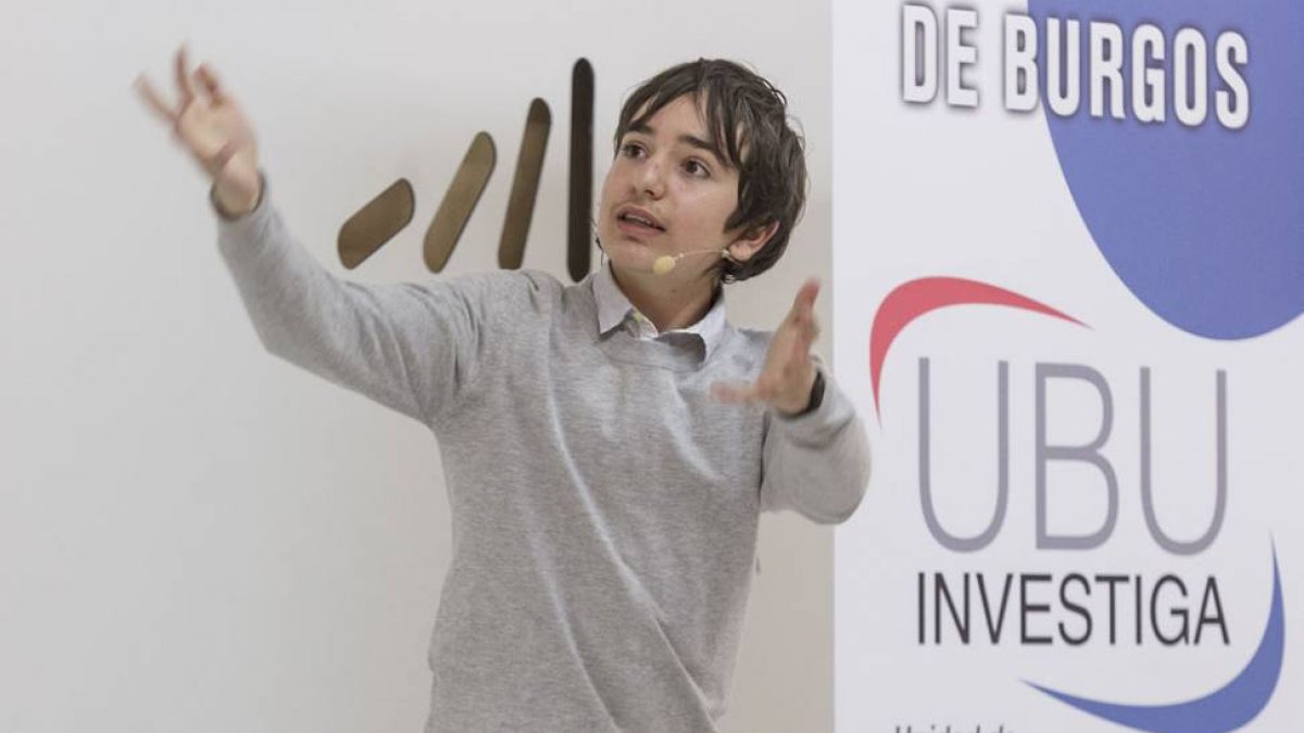 Alejandro Marcos en un momento de su monólogo ‘De lo que nada puede escapar’, en el que desglosó los aspectos de los agujeros negros.-SANTI OTERO