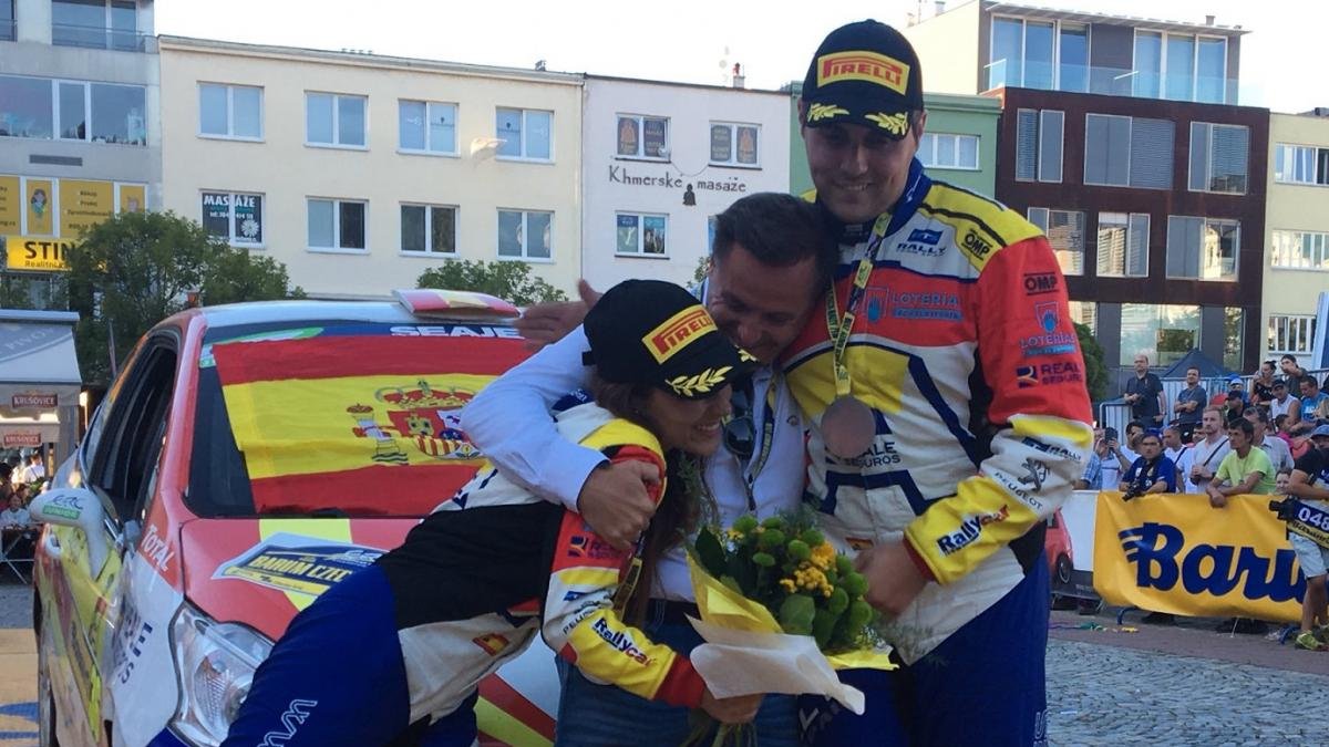 Llarena celebra con su equipo el título continental conquistado ayer en la República Checa.-TWITTER / @RALLYETEAMSPAIN