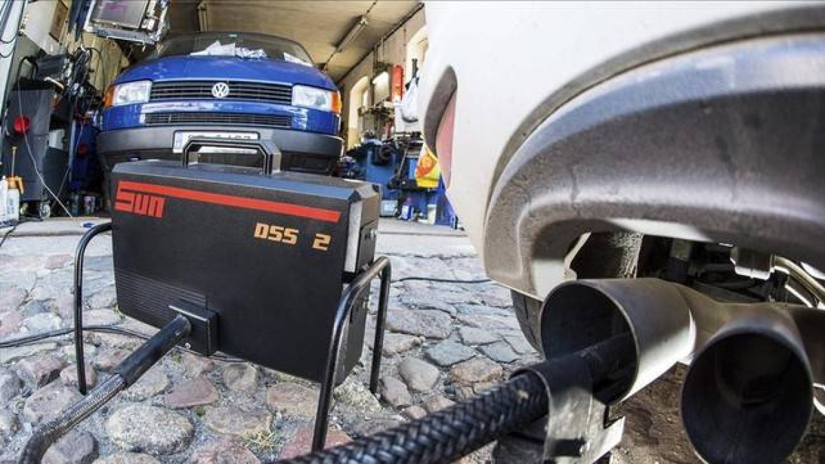 Un dispositivo mide las emisiones de un vehículo de Volkswagen, en Fráncfort del Oder.-EFE / PATRICK PLEUL