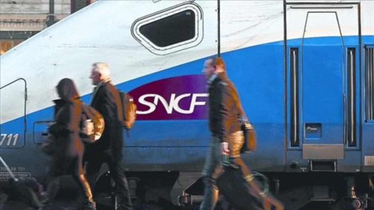 Unos pasajeros del TGV descienden de su tren en la estación parisina de Gare de Lyon, el pasado jueves.-EFE / YOAN VALART