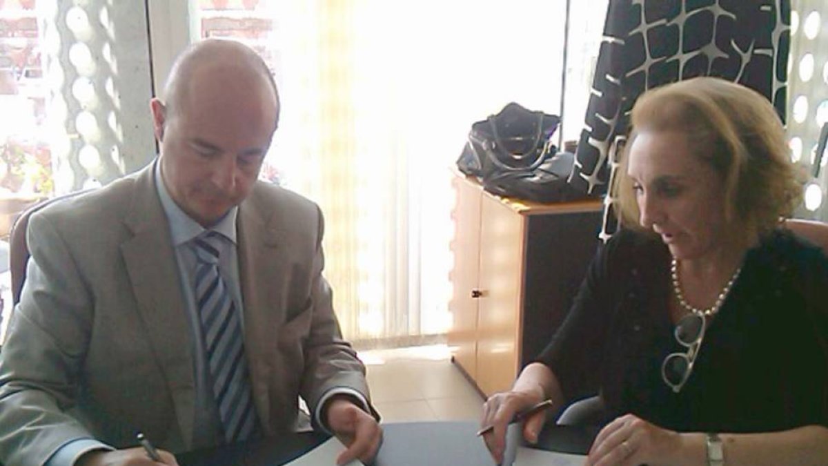 Raúl Martín y Celina Matías, durante la firma del convenio.-ecb