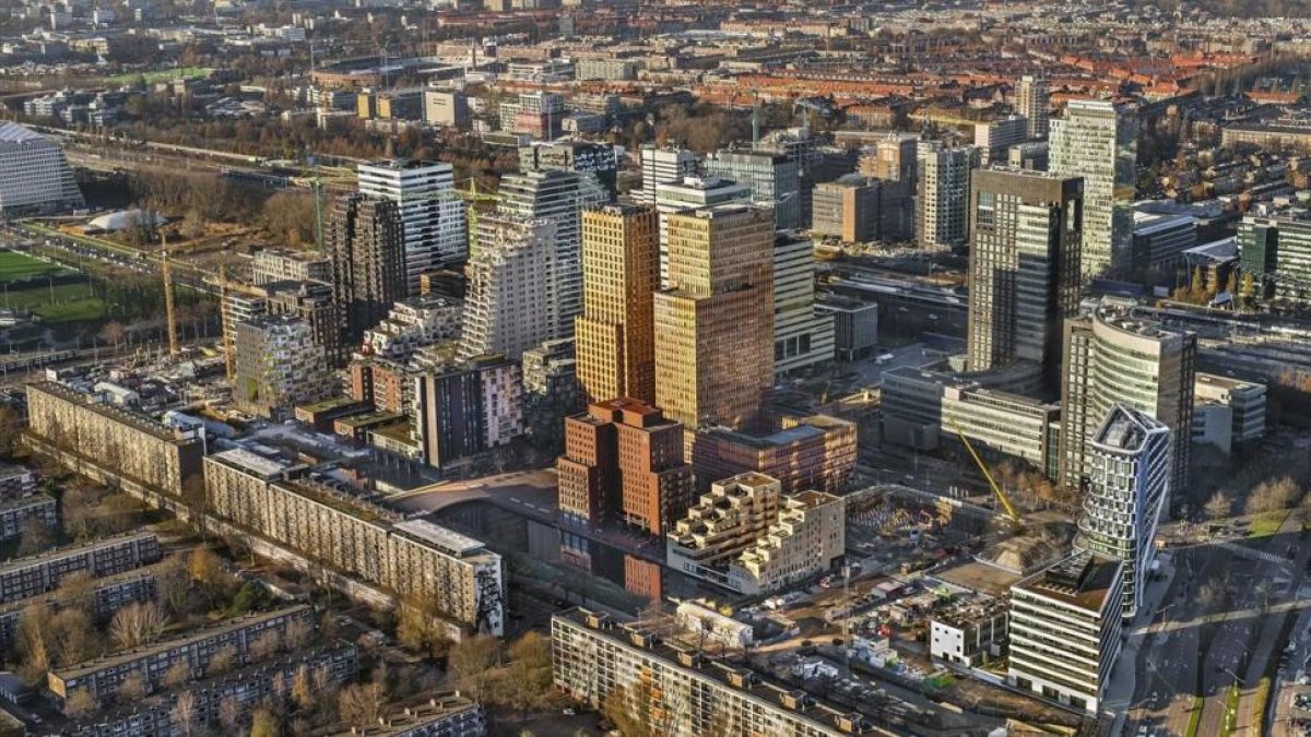 Vista aérea del distrito de Zuidas,  en Amsterdam, que acogera la sede de la Agencia Europea del Medicamento.-/ EFE / JOHN GUNDLACH