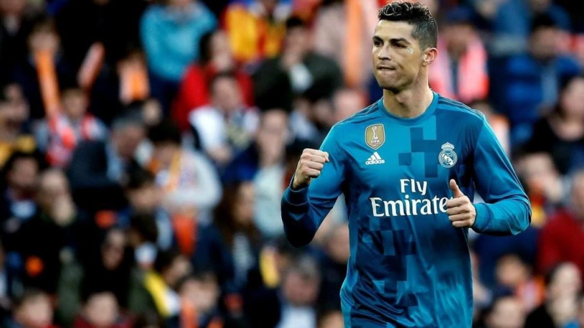 Cristiano Ronaldo celebra su primer gol ante el Valencia.-EFE