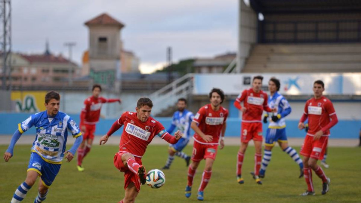 Gustavo pugna por un balón con un jugador del Numancia B.-Alberto Calvo