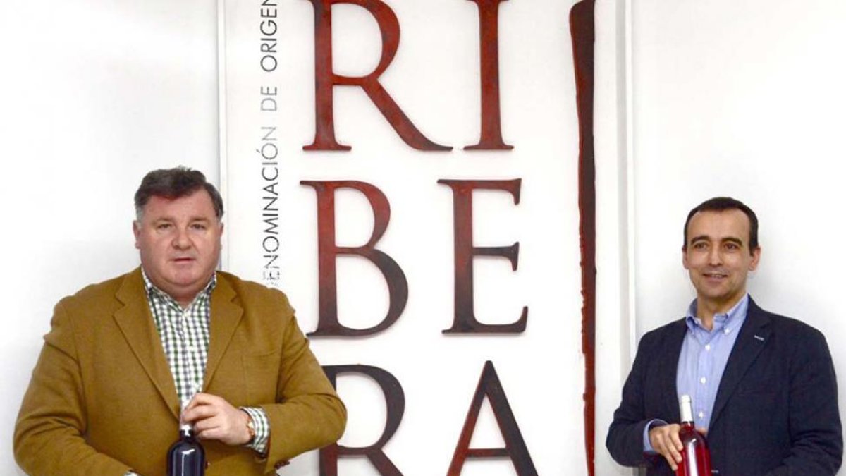Enrique Pascual (i), presidente de Ribera del Duero, y Miguel Sanz, director general, ayer tras desvelar la nueva imagen corporativa de la Denominación de Origen.-ICAL