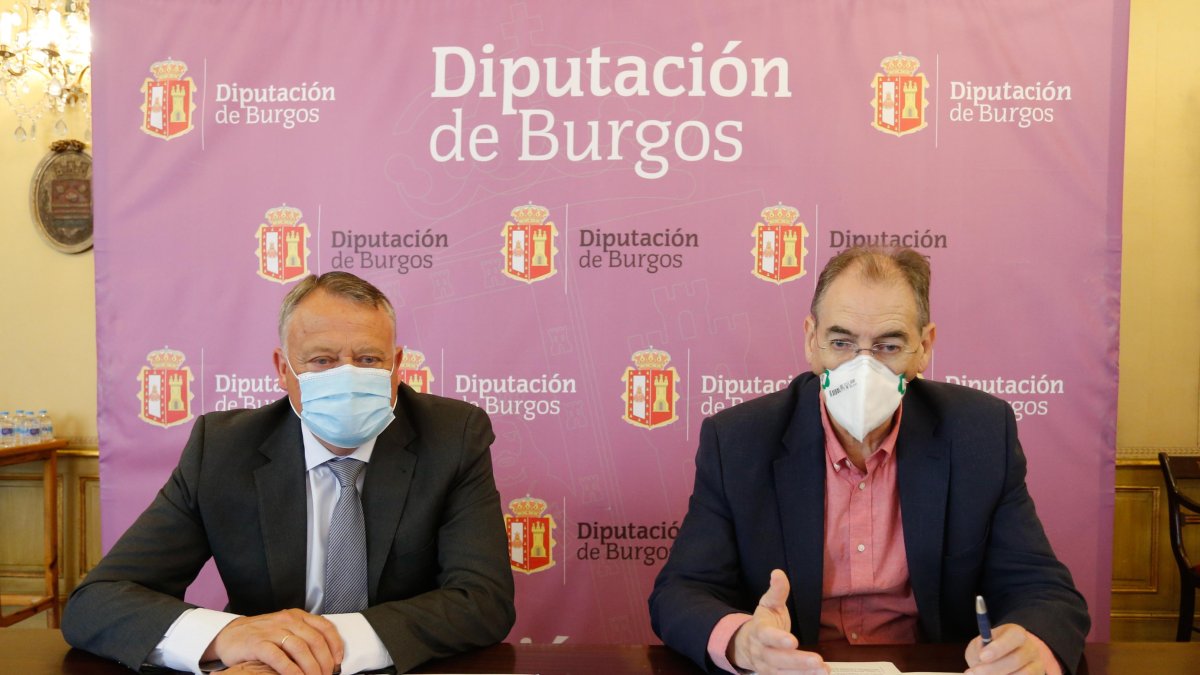 El presidente de Sodebur, Lorenzo Rodríguez, y el presidente de FAE, Miguel Ángel Benavente, durante la presentación del convenio. SANTI OTERO