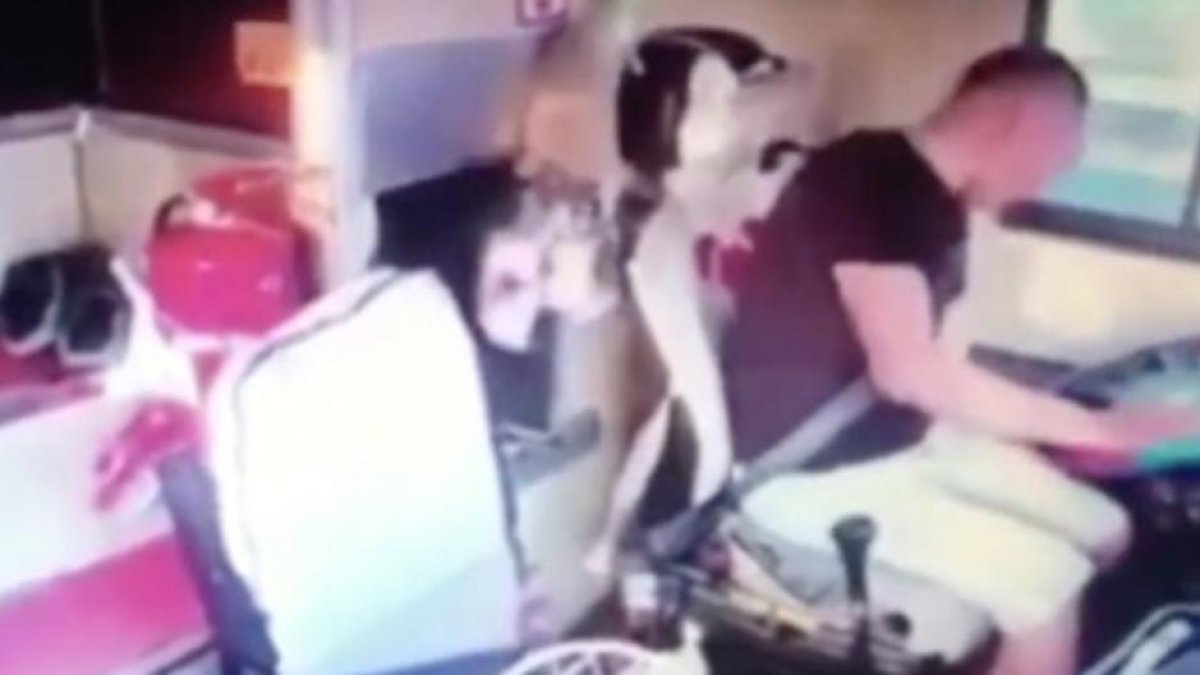 Imágenes captadas por al cámara de seguridad del autobús.-EL PERIÓDICO