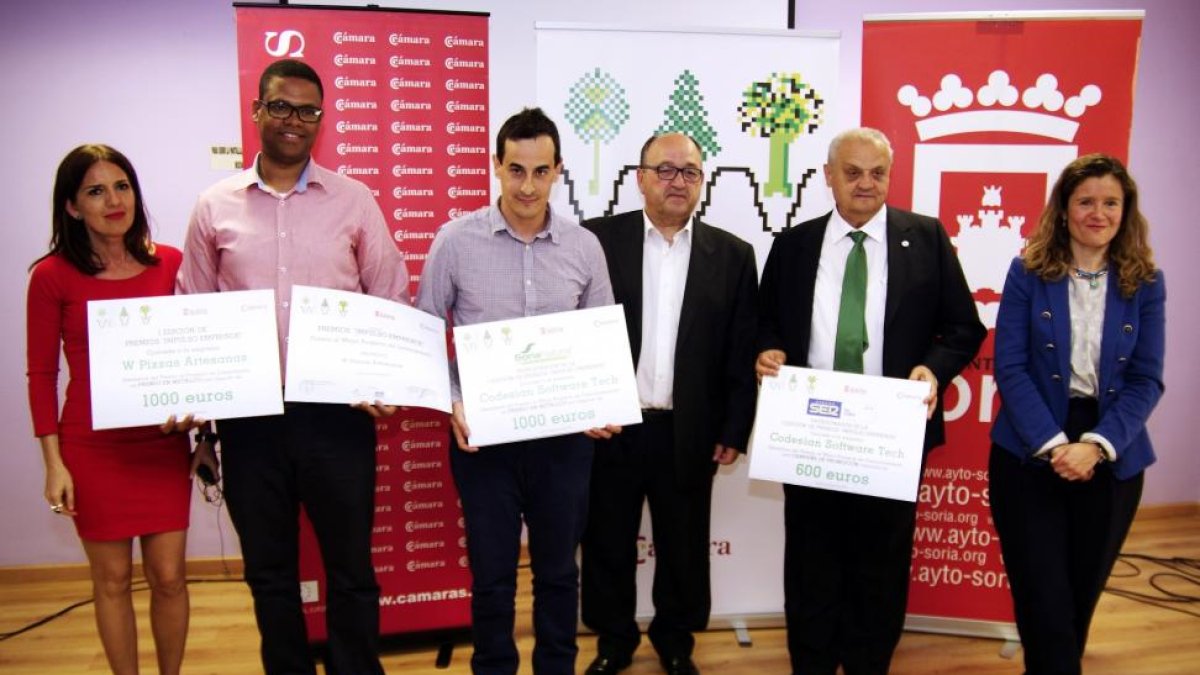 La preriodista Loli Escribano, los premiados Wilkins Ayeffir y David Francés, los empresarios Miguel Lázaro y Antonio Esteban y la concejala Marta Cáceres posan tras la entrega de premios 'Impulso Emprenden'.-ICAL