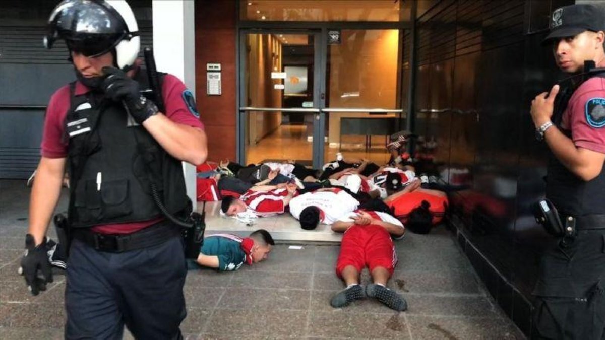 Detención de unos aficionados violentos del River Plate tras los incidentes de la suspensión del partido del Monumental.-EL PERIÓDICO