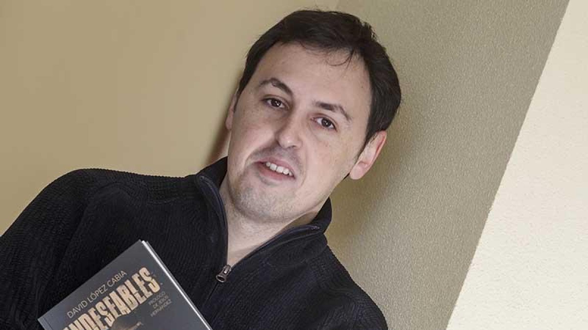 El escritor burgalés David López Cabia posa satisfecho con su nueva obra entre los brazos.-Santi Otero