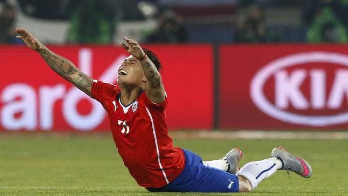 Eduardo Vargas celebra la victoria de Chile ante Perú, esta madrugada.-Foto: REUTERS / IVAN ALVARADO