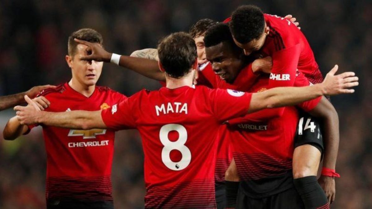 Los jugadores del Manchester United felicitan a Paul Pogba por uno de los dos goles del jugador francés al Huddersfield en diciembre.-DAVID KLEIN (REUTERS)