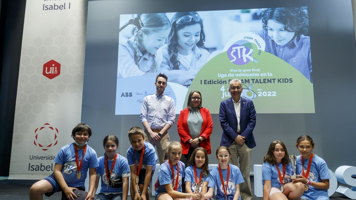 Los colegios que quedaron en primer, segundo y tercer puesto posan con sus trofeos. SANTI OTERO