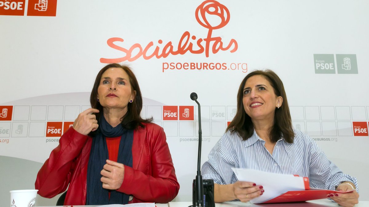 Esther Peña (derecha) junto a María Luz Martínez Seijo. TOMÁS ALONSO