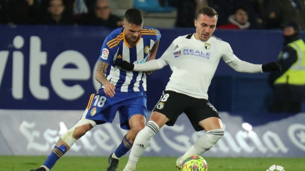 Pablo Valcarce se zafa de Erik Morán durante el primer enfrentamiento en El Toralín. LALIGA