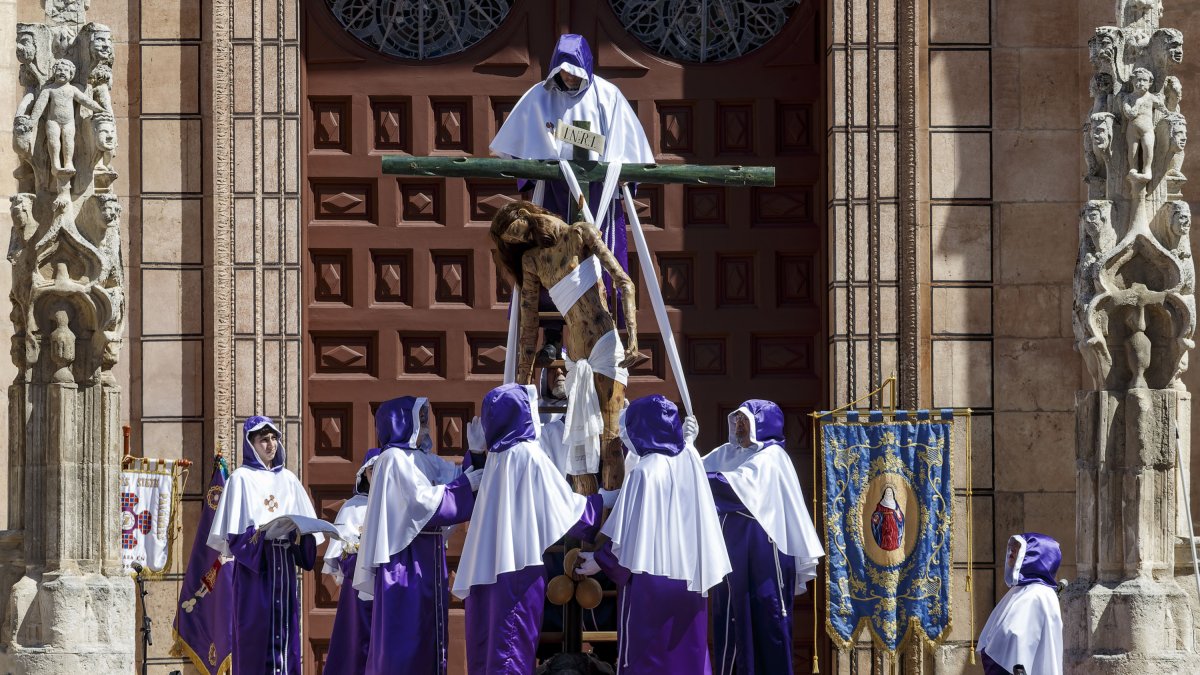 Momento en que los miembros de la Cofradía de las Siete Palabras, descienden la imagen de Jesús. SANTI OTERO