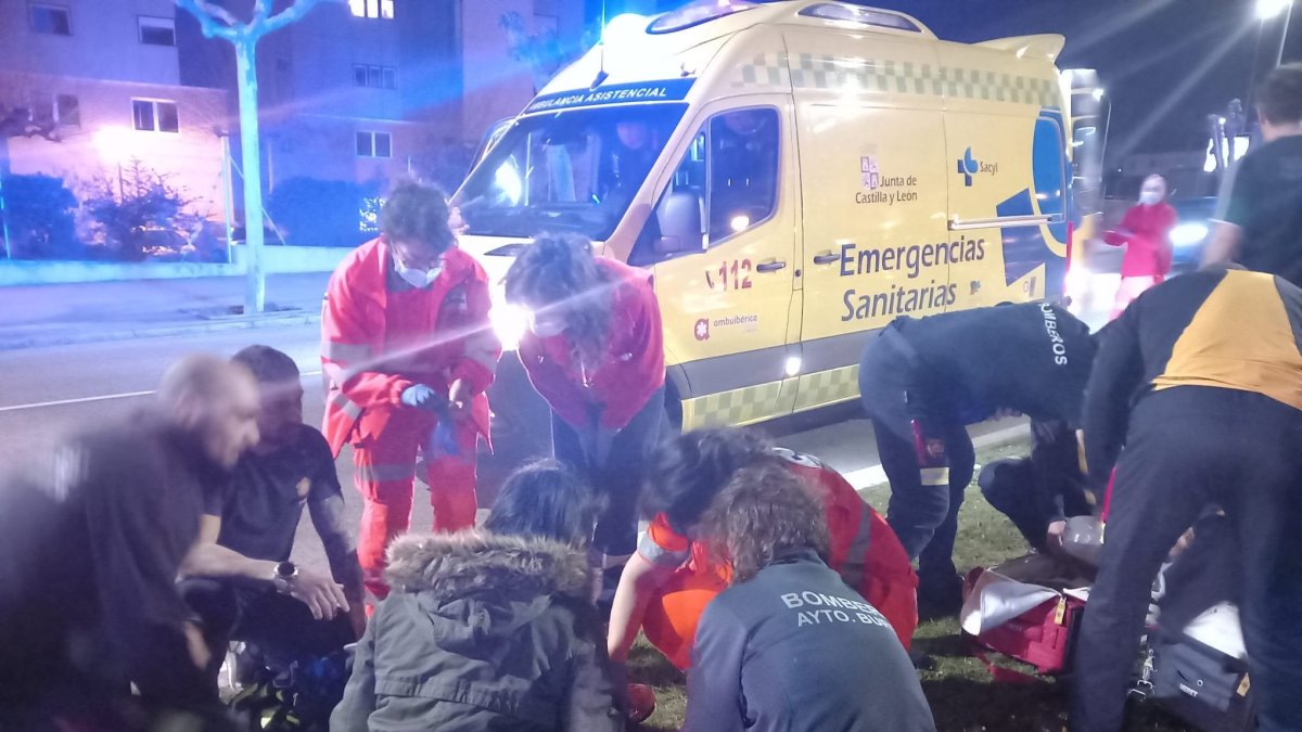 Imagen de servicios sanitarios y Bomberos atendiendo a una víctima de atropello. BOMBEROS DE BURGOS
