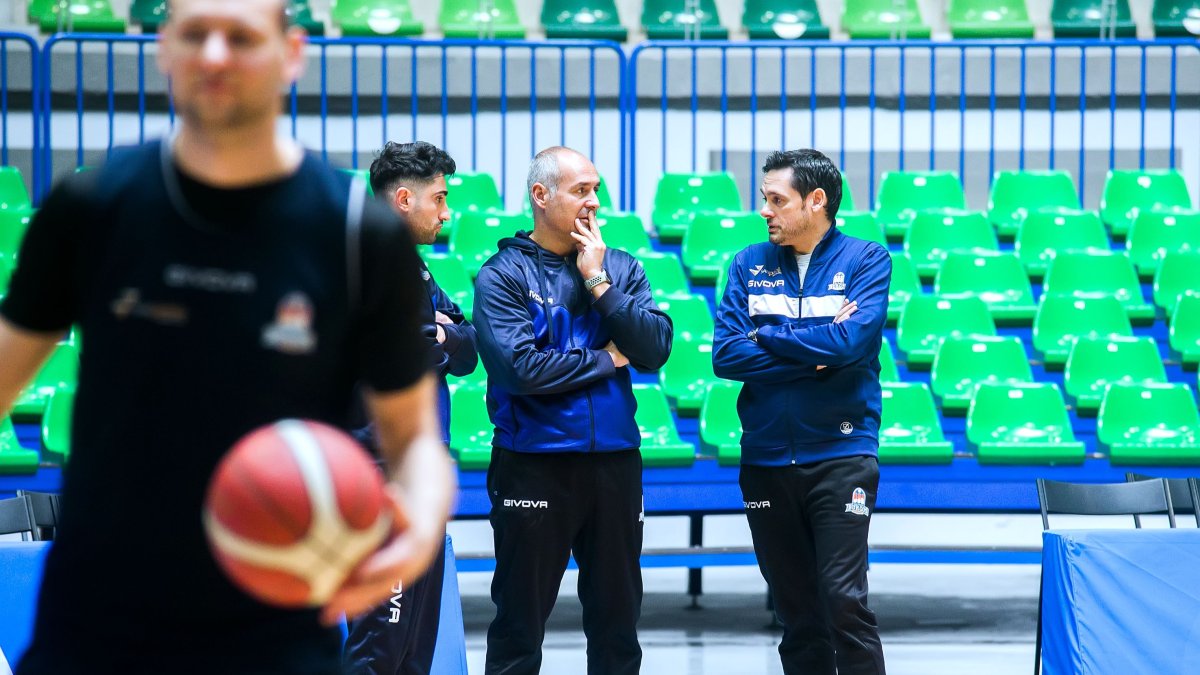 El entrenador granadino junto a sus asistentes en la pista del Coliseum. TOMÁS ALONSO