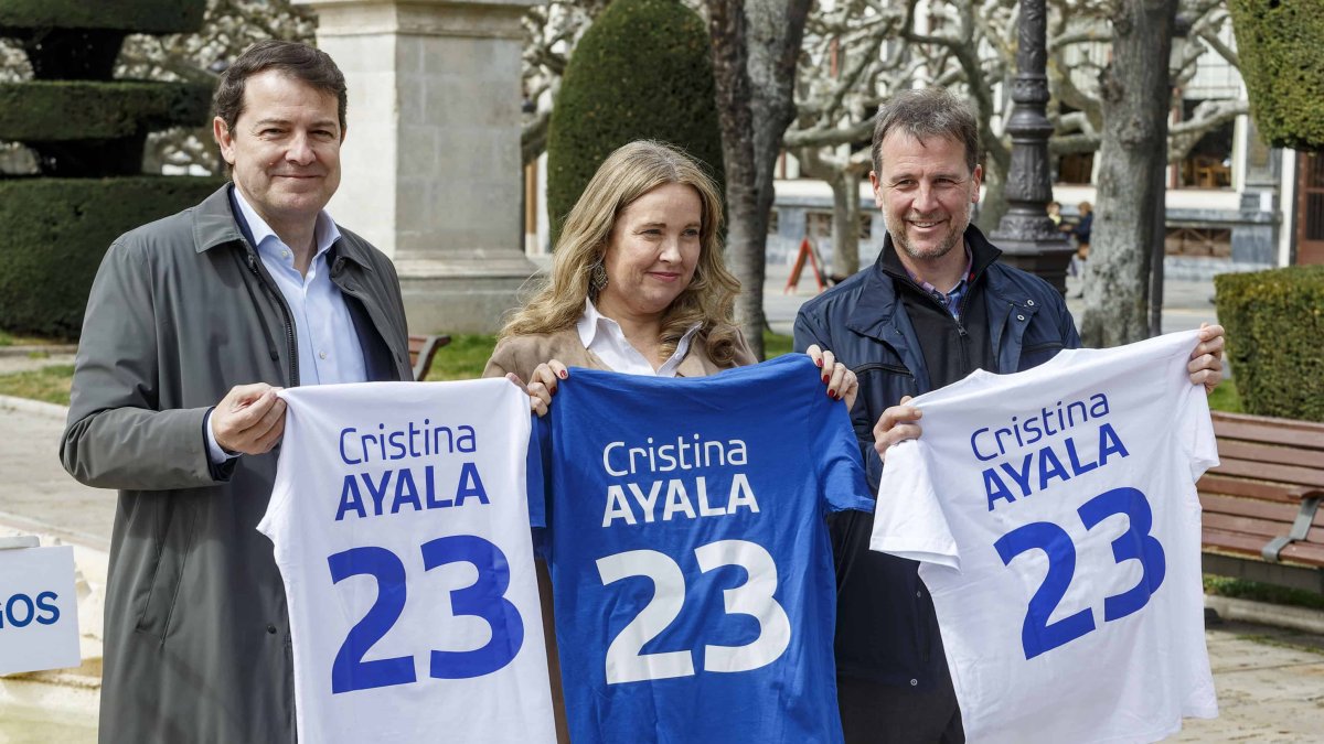 Alfonso Fernández Mañueco, Cristina Ayala y Borja Suárez en un acto de precampaña en El Espolón. SANTI OTERO