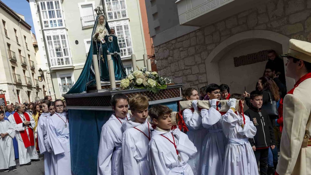 Participan los niños de la cofradía y de la parroquia de San Gil pero también de otras agrupaciones como la Schola Cantorum infantil, el grupo de monaguillos y niños de otras cofradías y de catequesis de otras parroquia. FOTOS: © ECB / SANTI OTERO