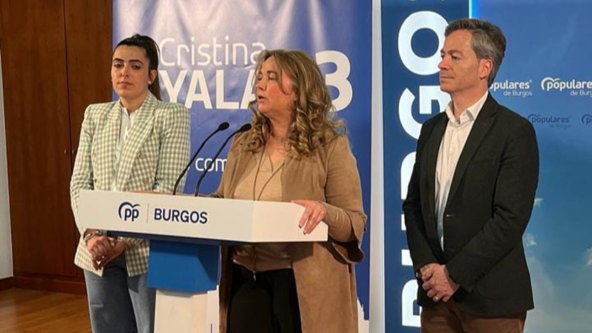 Andrea Ballesteros, Cristina Ayala y César Barriada en la sede del PP de Burgos. ECB