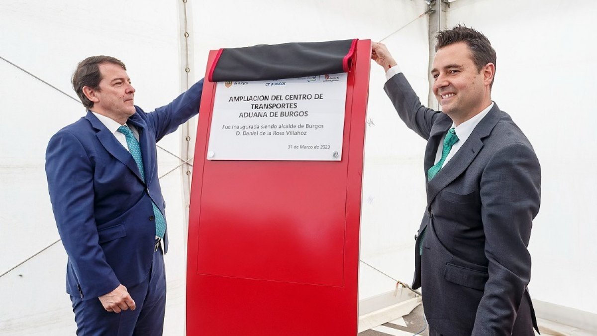 Alfonso Fernández Mañueco y Daniel de la Rosa inauguran la ampliación del Centro de Transportes Aduana de Burgos. SANTI OTERO