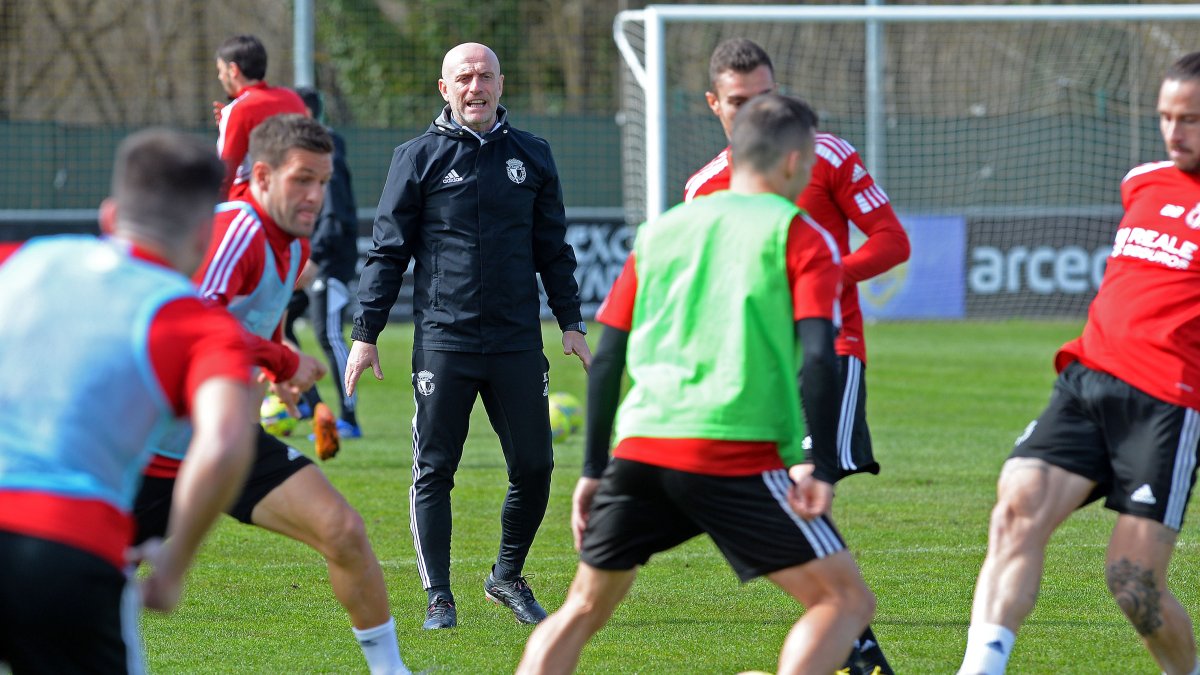 Julián Calero aprieta a sus jugadores en el entrenamiento. TOMÁS ALONSO