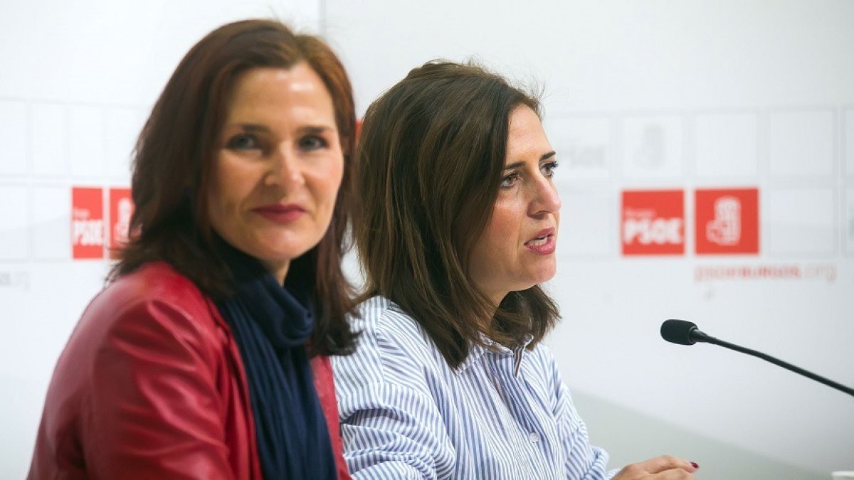 Esther Peña (derecha) junto a María Luz Martínez Seijo. TOMÁS ALONSO