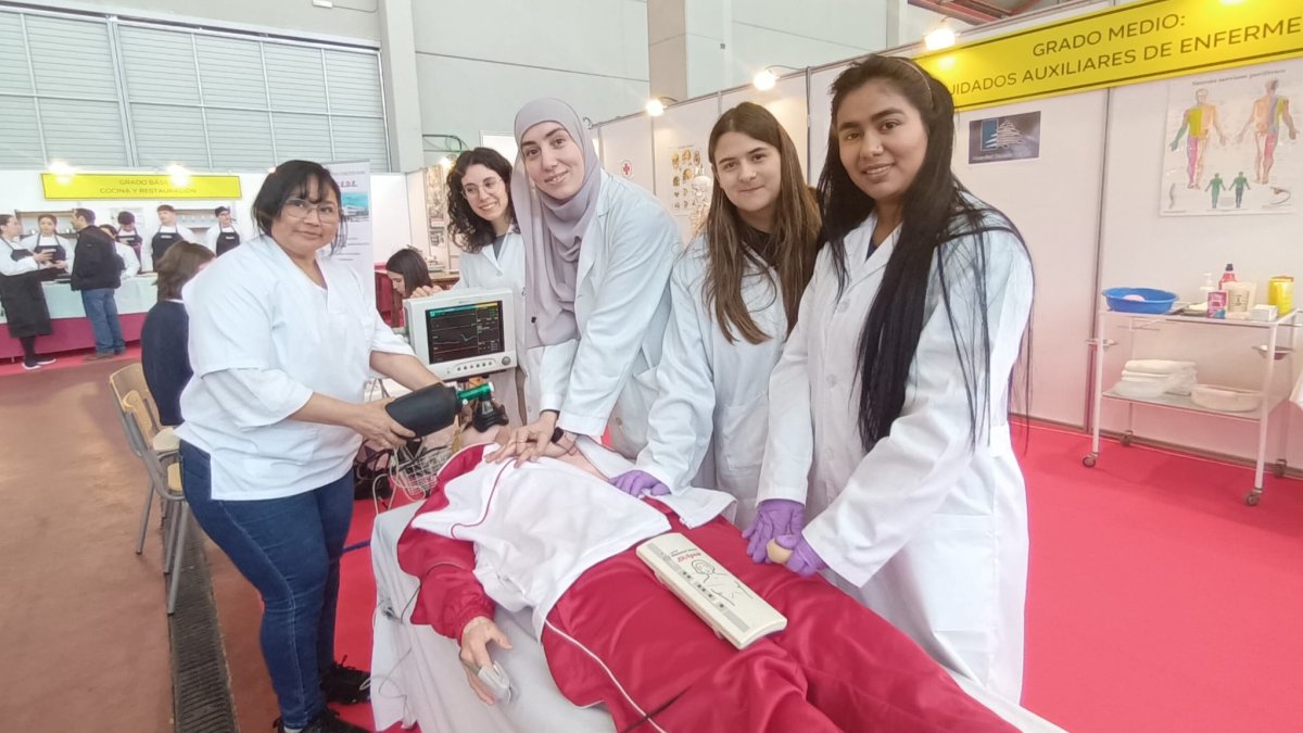Imagen de alumnas del Grado Medio de Auxiliar de Enfermería