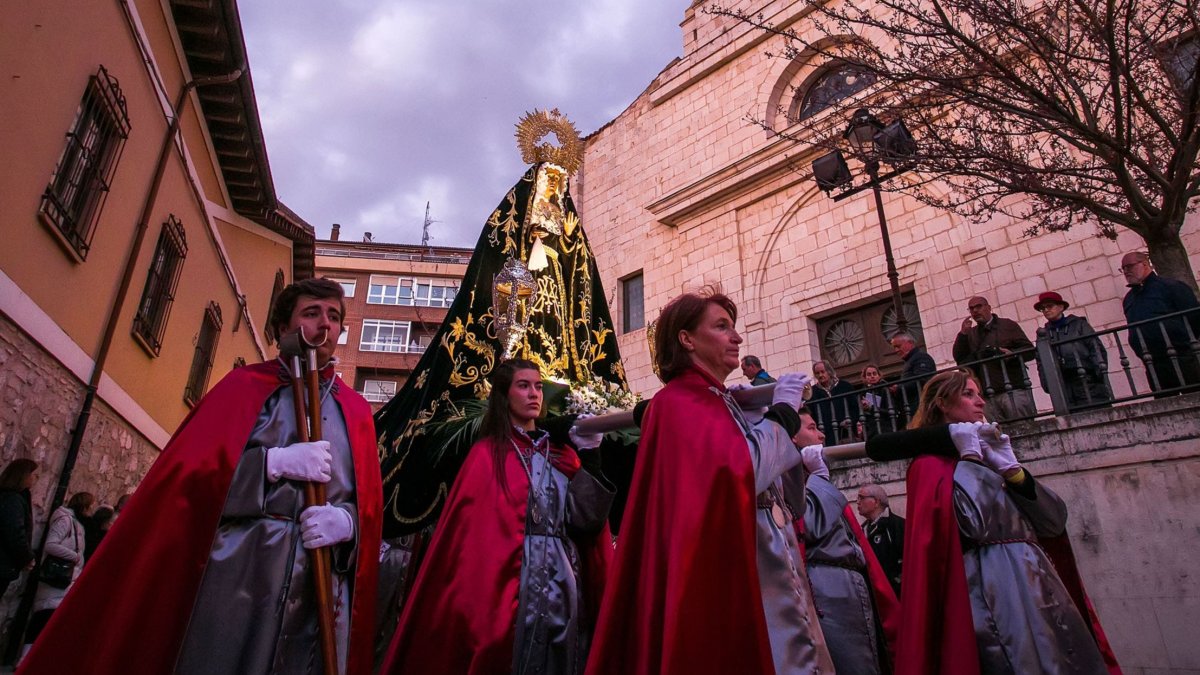 La procesión de la Virgen de los Dolores y Rosario Penitencial salió de la parroquia de San Pedro de la Fuente. FOTOS: © ECB / TOMÁS ALONSO