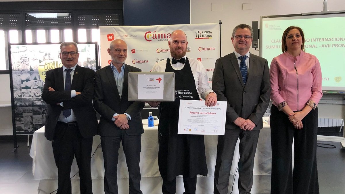 Roberto García, ganador del Premio Pascual Herrera, junto a las autoridades presentes en el acto de clausura.- CÁMARA VALLADOLID