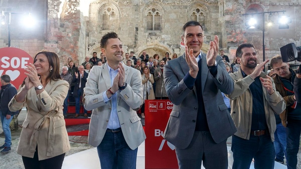 Pedro Sánchez, en Burgos, junto a Esther Peña, Daniel de la Rosa y Luis Tudanca. SANTI OTERO
