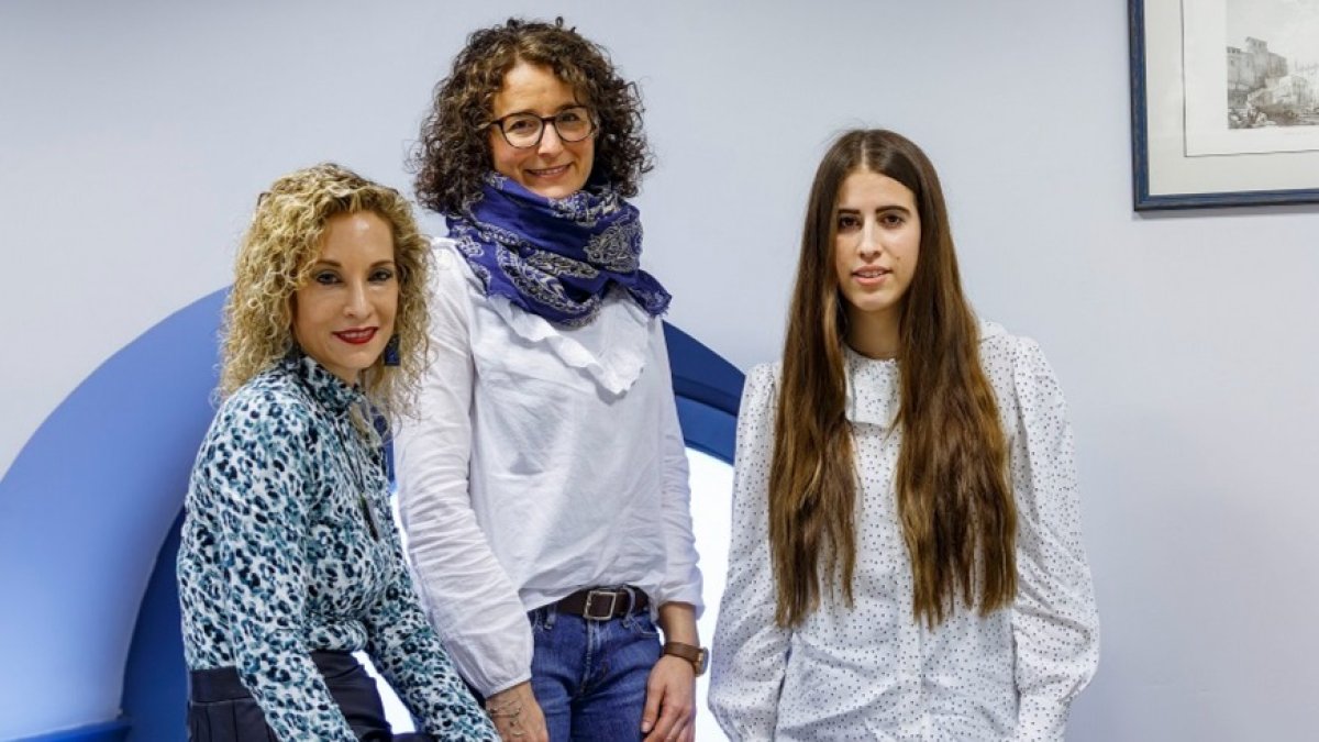 La concejala de Sanidad, Blanca Carpintero, con Elena Gallardo (Afaem) y Delia Blanco (Admobu). SANTI OTERO
