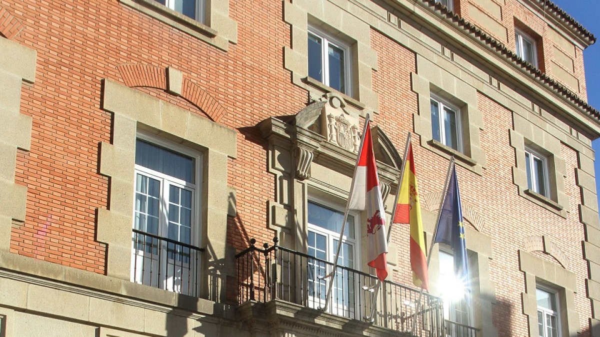 El ministro de Justicia visita Palencia.
de i. a d. El subedelagado del Gobierno, Miguél Cárcel; el presidente de la Audiencia,Ignacio Javier Pérez Rafols; el ministro de Justicia, Rafael Catalá; la fiscal jefe, Lourdes Rodriguez y el secretario de Gobierno del Tribunal Superior de Justicia, Ildefonso Ferrero, visita la Audiencia Provincial de Palencia donde asiste a la presentación del proyecto de reforma de la sede judicial y se reúne con los principales operadores jurídicos.