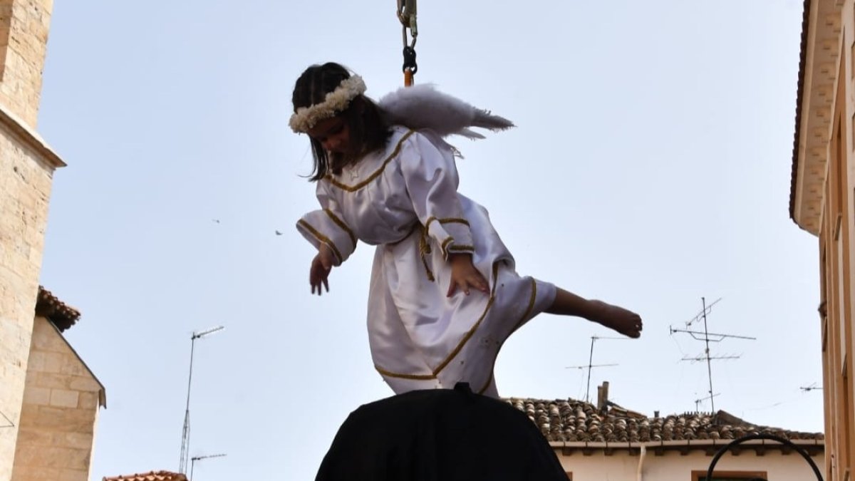 Valentina Arranz desciende para quitar el luto a la Virgen. ECB