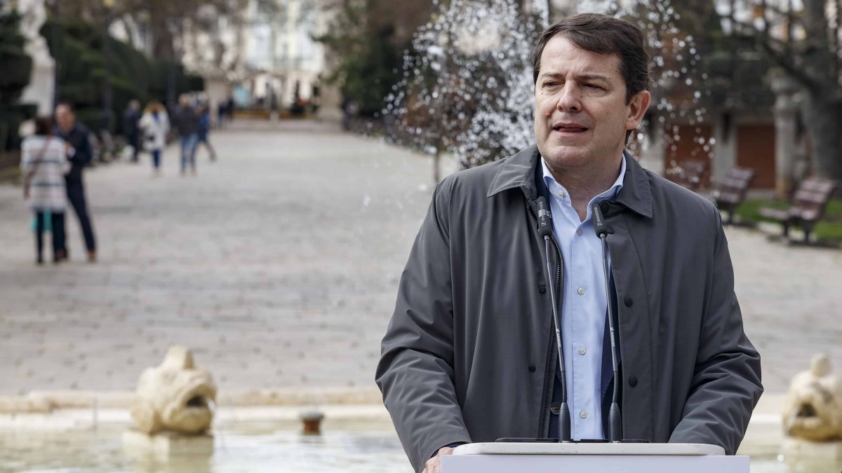 El presidente de la Junta de Castilla y León, Alfonso Fernández Mañueco, en un acto de apoyo a Cristina Ayala, en Burgos. SANTI OTERO