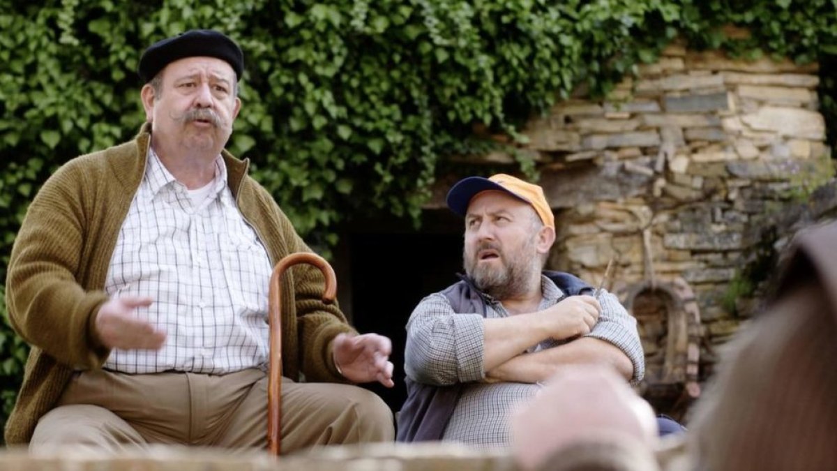 El alcalde y el 'ovejas', dos de los protagonistas de la serie 'El Pueblo'. Contubernio Films