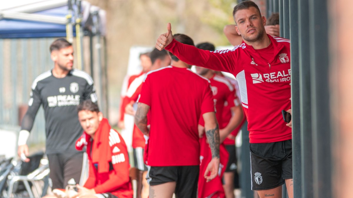 El defensa Borja González hace un gesto positivo a la cámara en el entreno de ayer en Castañares. BURGOS CF